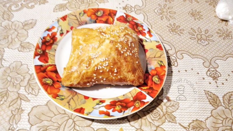 Готовый хачапури на тарелке