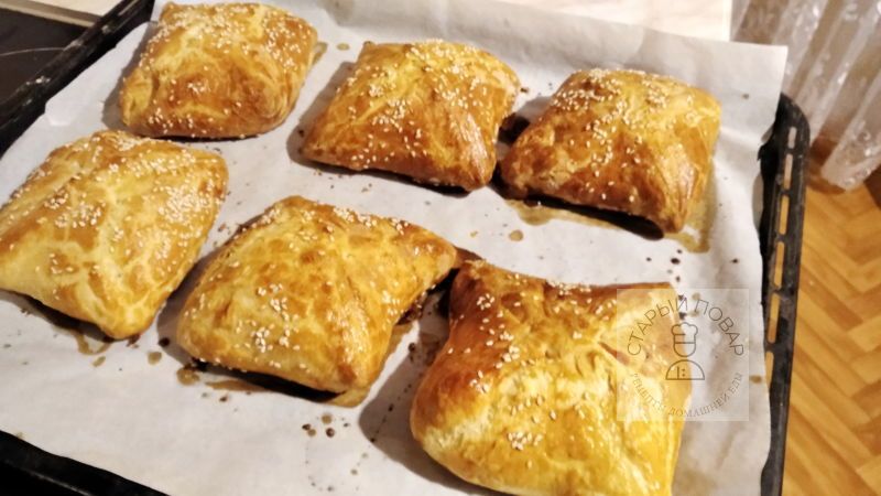 Вынимаем готовые хачапури из духовки и даем им немного остыть прямо на противне