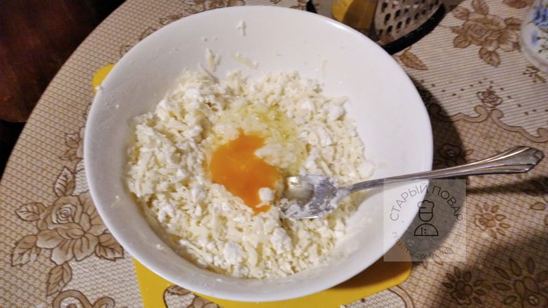 Готовим начинку из смеси сыра и творога