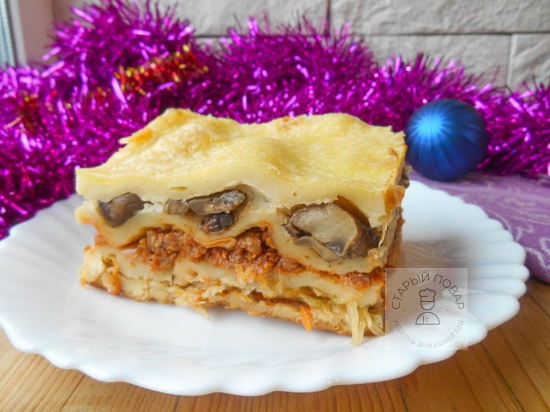 Нарезаем готовую лазанью на куски и подаем на стол