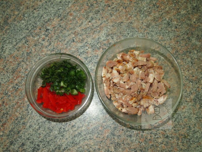 Мясо и зелень для пиццы