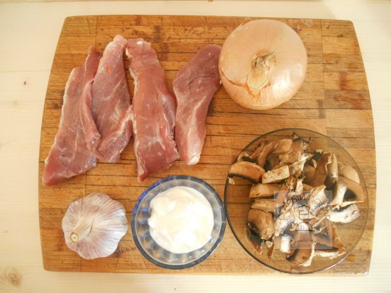 Нарезать мясо для рулетиков на стейки