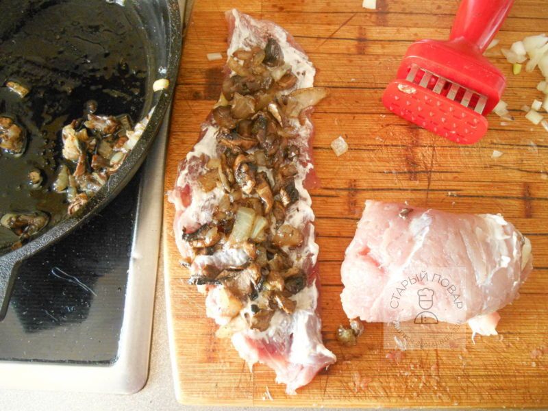 На каждый кусок мяса выложить начинку и свернуть в рулет