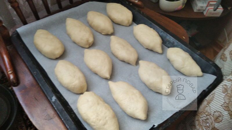 Лепим пирожки с яблоками и выкладываем их на противень