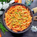 Тушеная морковь с луком в сметане на сковороде
